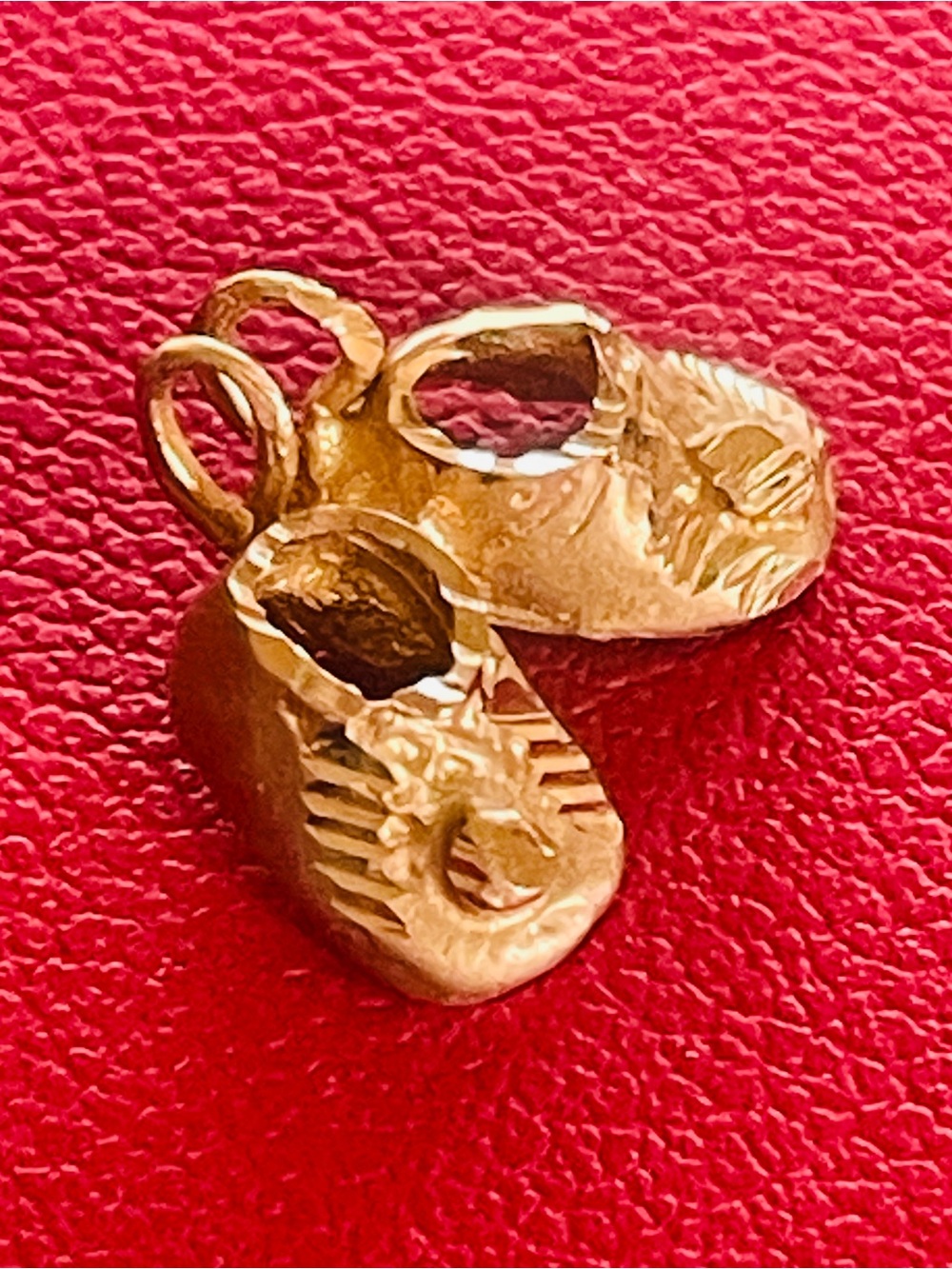 14k Yellow Gold Diamond-Cut Baby Shoes Pendant Charm.~Vintage